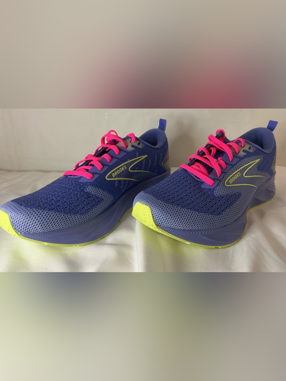Brooks Women's Blue Running Shoes with Pink Laces NIB size 10.5 - Picture 5 of 10